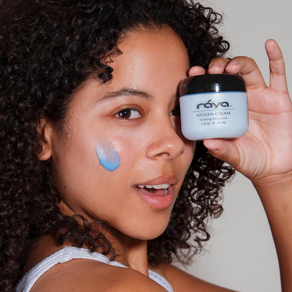 Raya Azulen Cream: application nocturne pour nourrir et préparer la peau au lendemain.