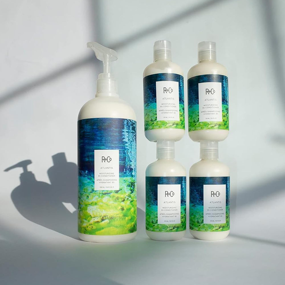 R+Co Atlantis – image finale montrant des cheveux hydratés et faciles à coiffer