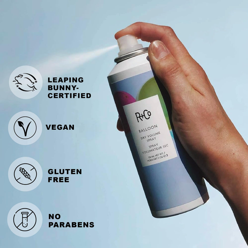 R+Co Balloon : tenue souple et aérienne pour cheveux naturellement volumineux.