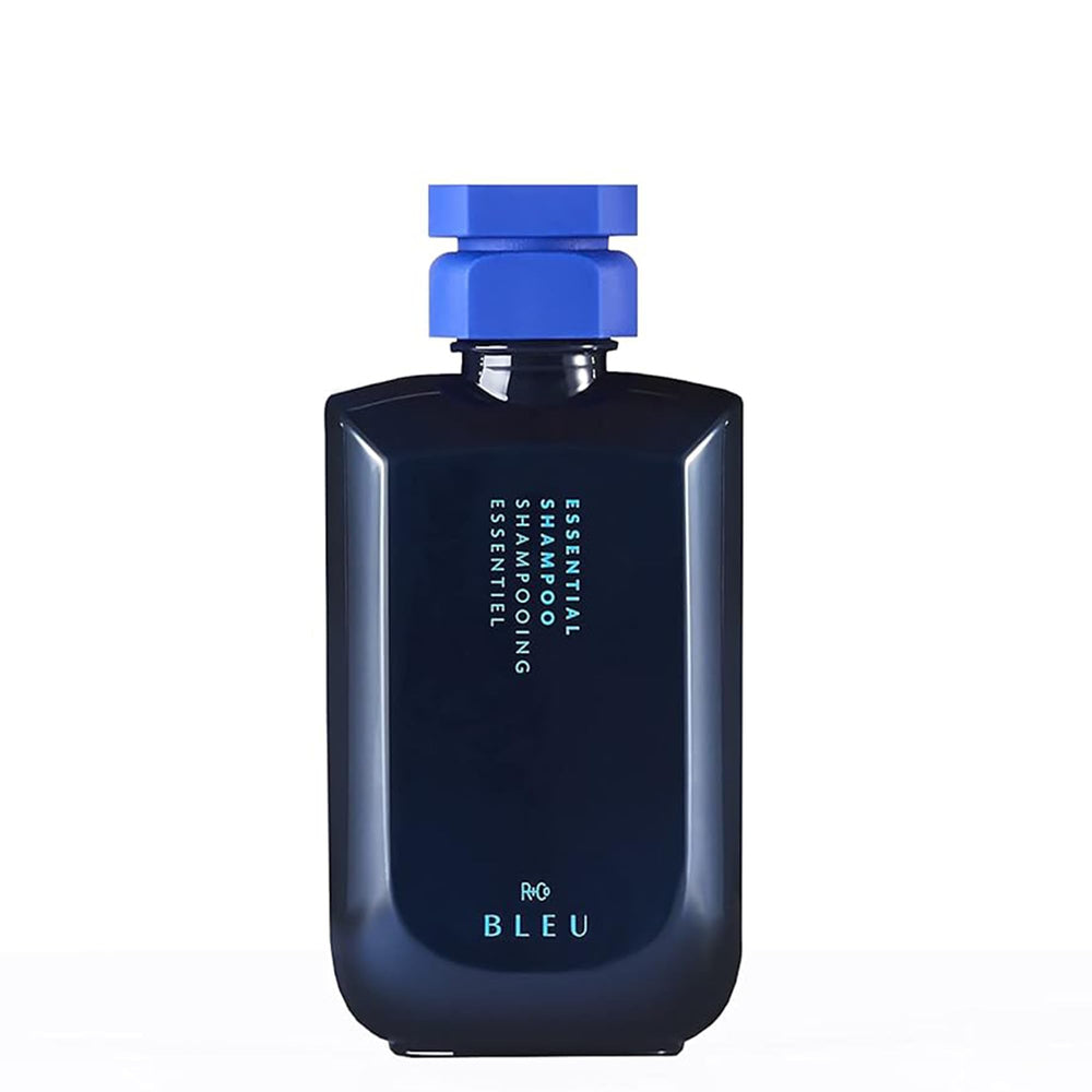 Bouteille R+Co BLEU Essential Shampoing prête à hydrater et protéger les cheveux.