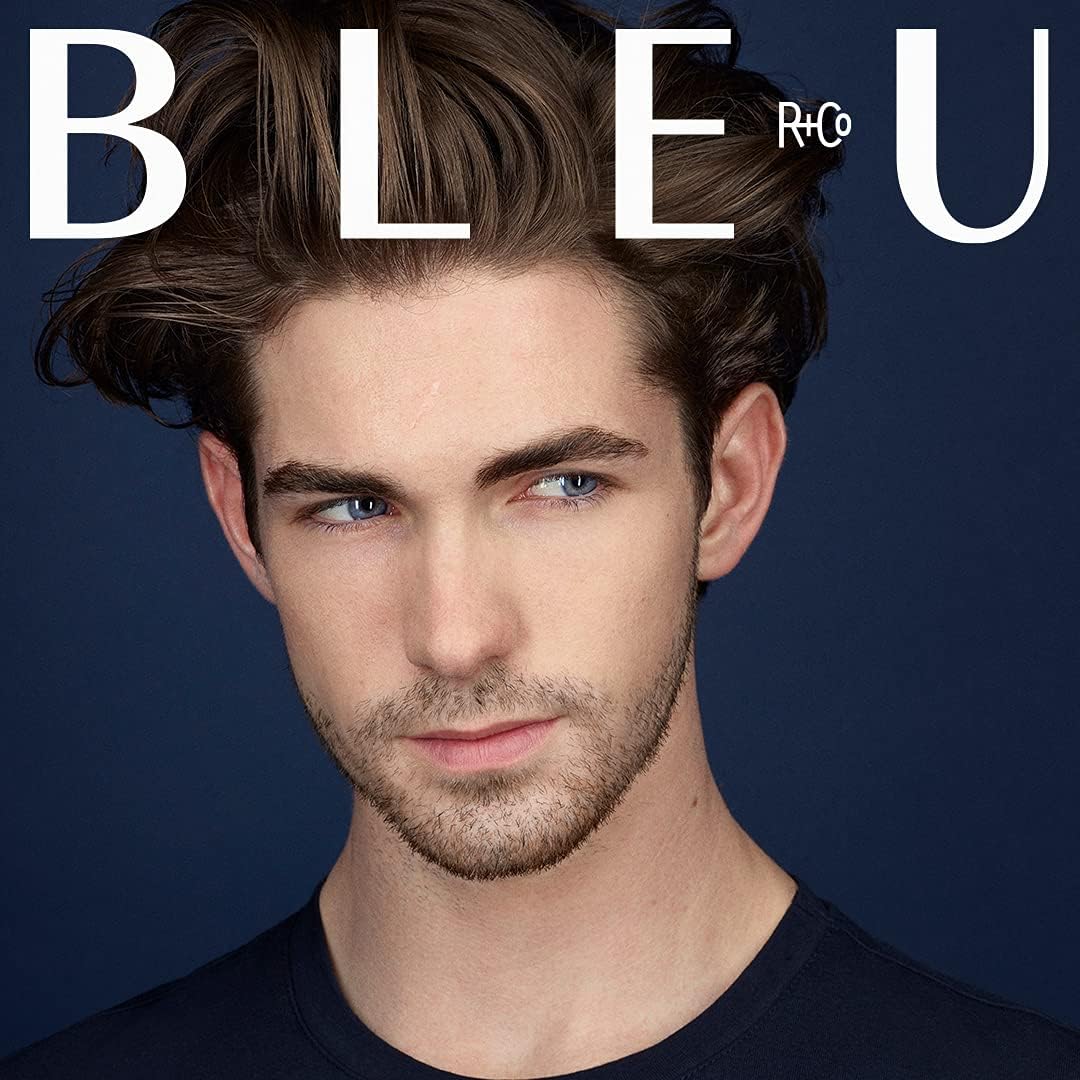 R+Co BLEU Elastic Styling Pomade création d'une séparation chic pour cheveux longs