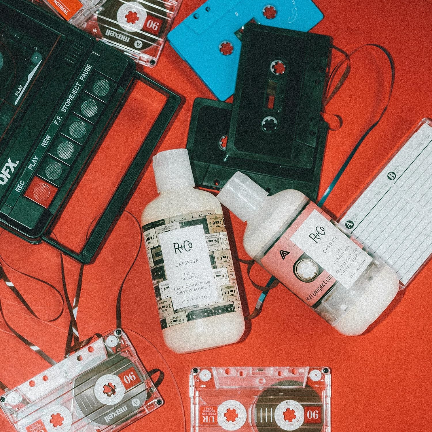 R+Co Cassette shampooing: texture soyeuse et définition des boucles.