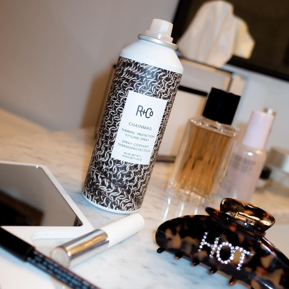 R+Co Chainmail brillance naturelle pour cheveux lisses et faciles à coiffer.