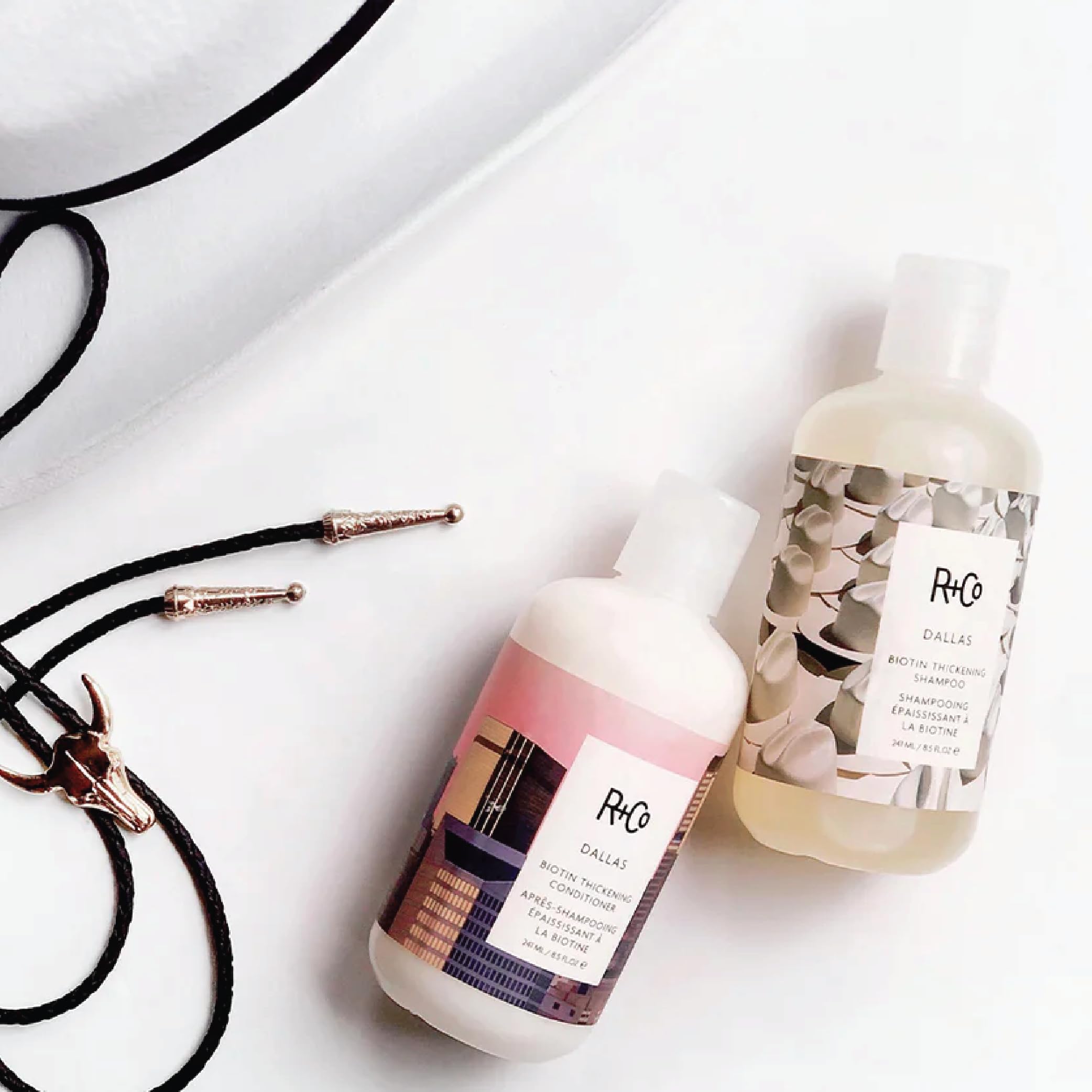 Format voyage 2oz, kit pratique pour cheveux fins en déplacement.