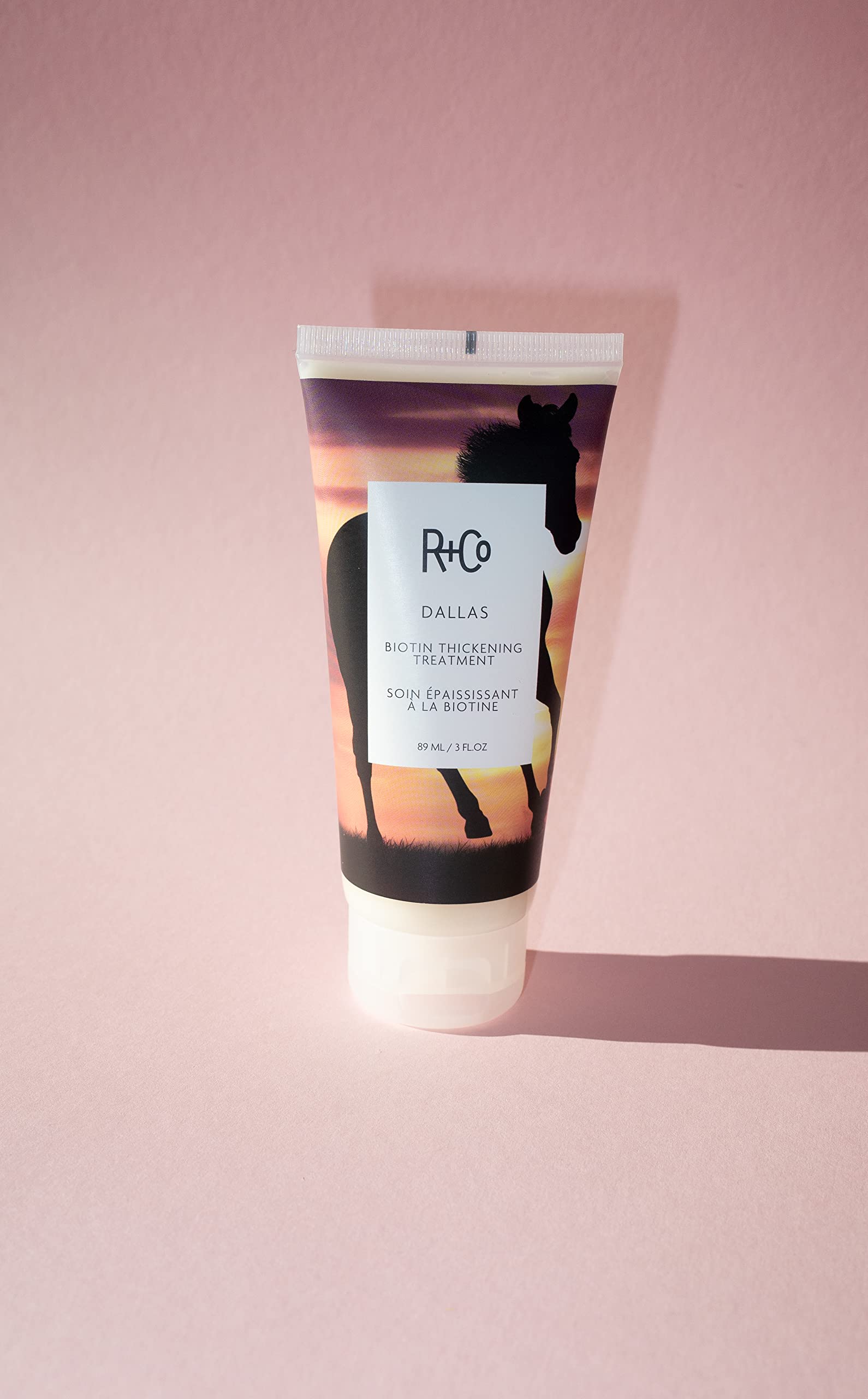 R+Co Dallas Biotine Épaississant: cheveux renforcés sans alourdir grâce à une texture légère.