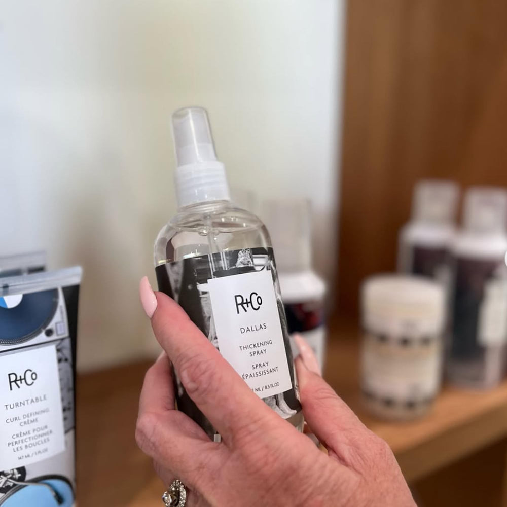 R+Co Dallas, pulverisateur-volume-racines: applique facilement pour ajouter du corps.