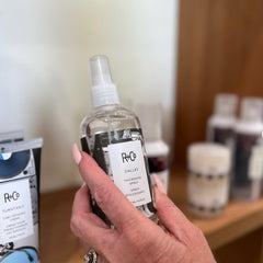 R+Co Dallas, pulverisateur-volume-racines: applique facilement pour ajouter du corps.