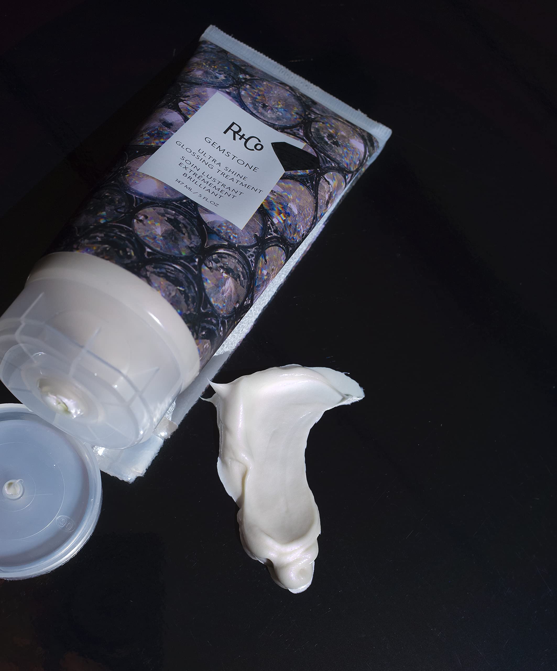 R+Co Gemstone Ultra Shine reflet miroir sur cheveux propres et sains.