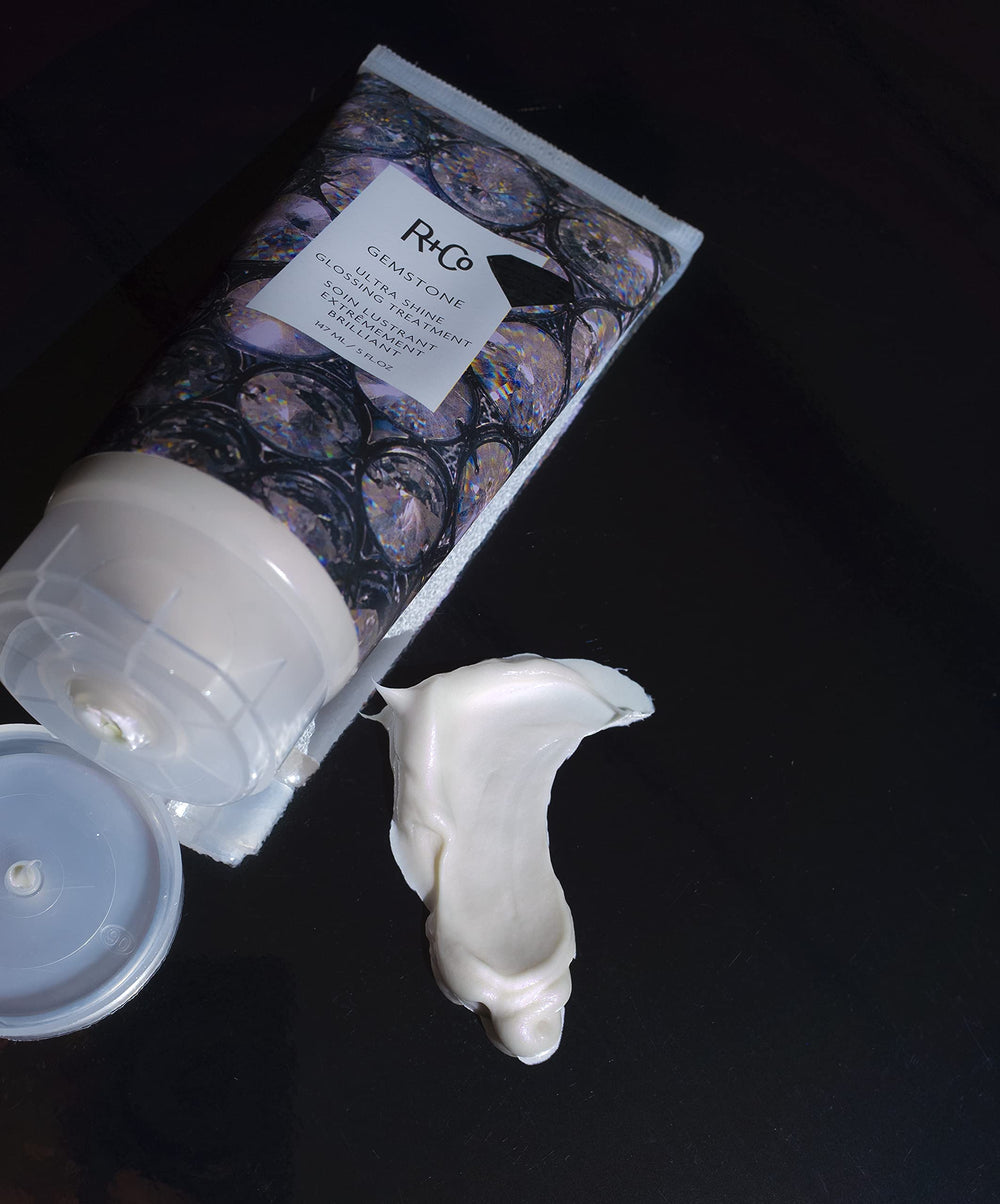 R+Co Gemstone Ultra Shine reflet miroir sur cheveux propres et sains.