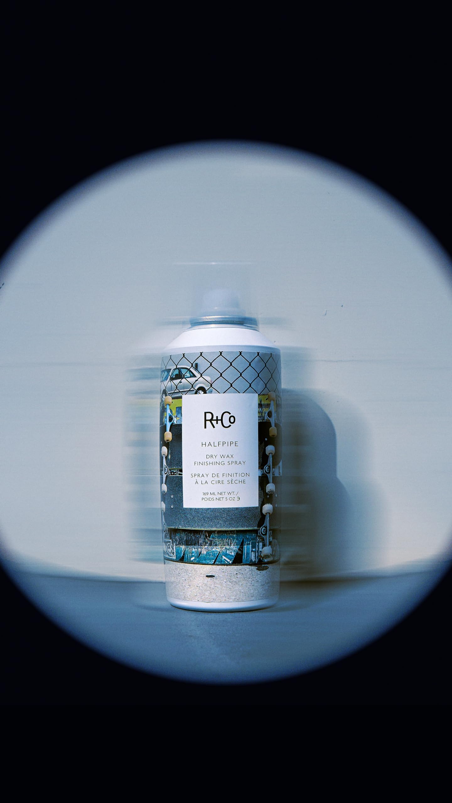 R+Co Halfpipe: brillance naturelle et mouvement fluide des cheveux.