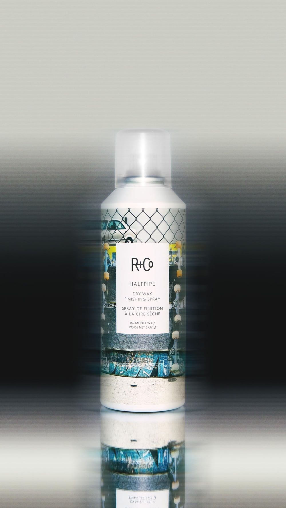 R+Co Halfpipe: séparation naturelle et brillance subtile sur cheveux.