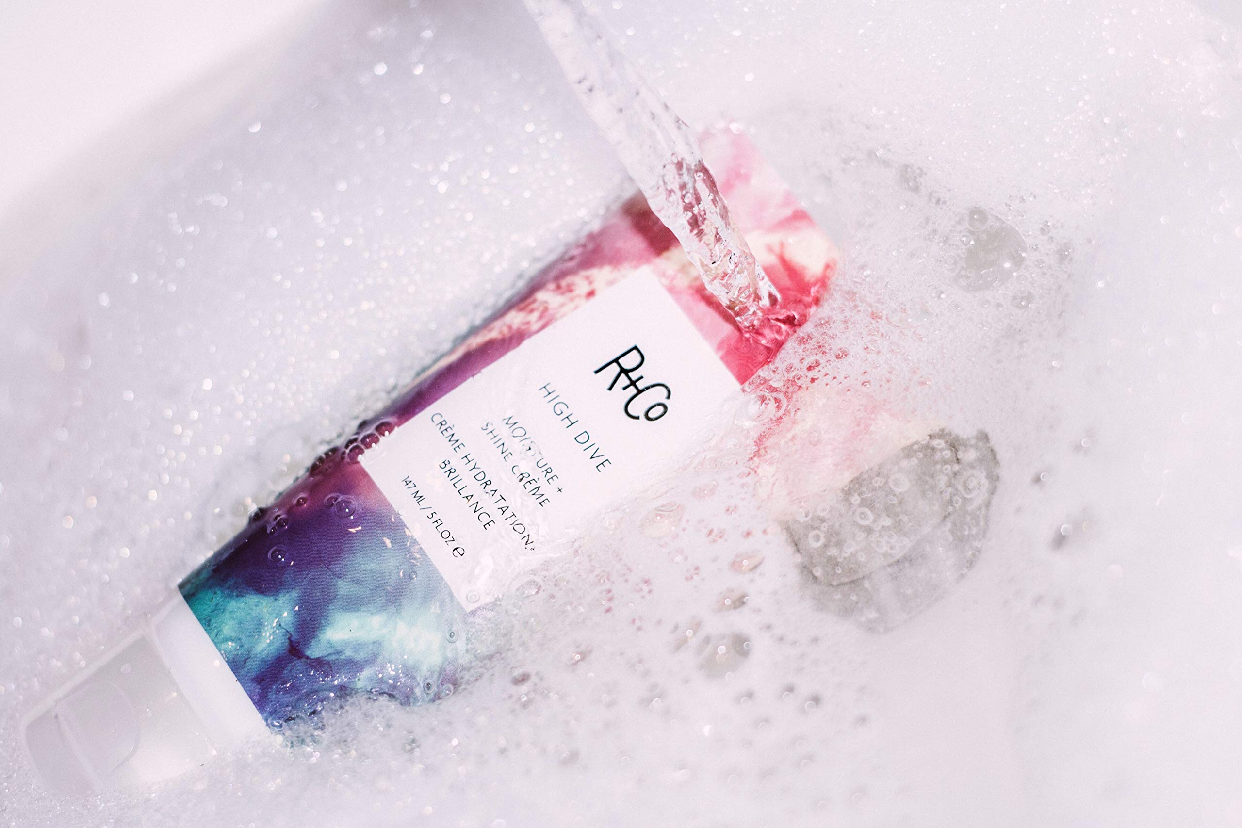 R+Co High Dive : contrôle des frisottis pour un look plus lisse.