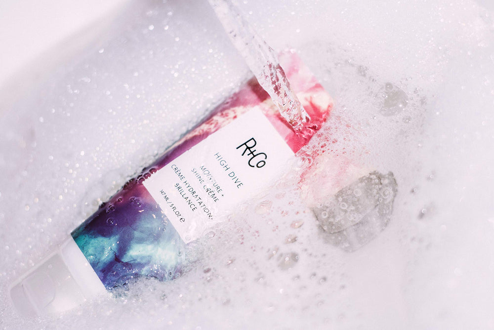 R+Co High Dive : contrôle des frisottis pour un look plus lisse.