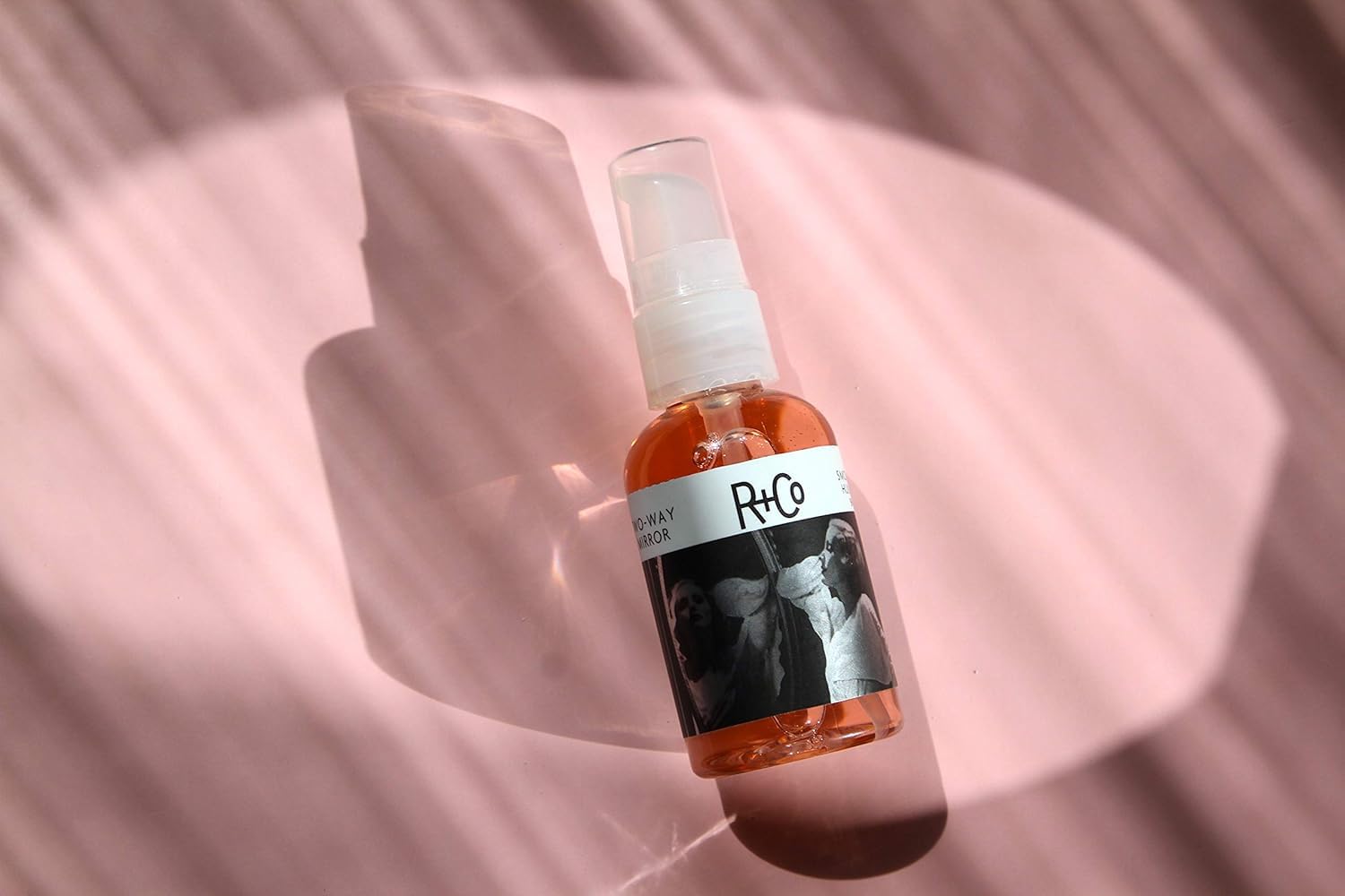 R+Co extrait de graines de Bixa Orellana hydrate profondément les cheveux.
