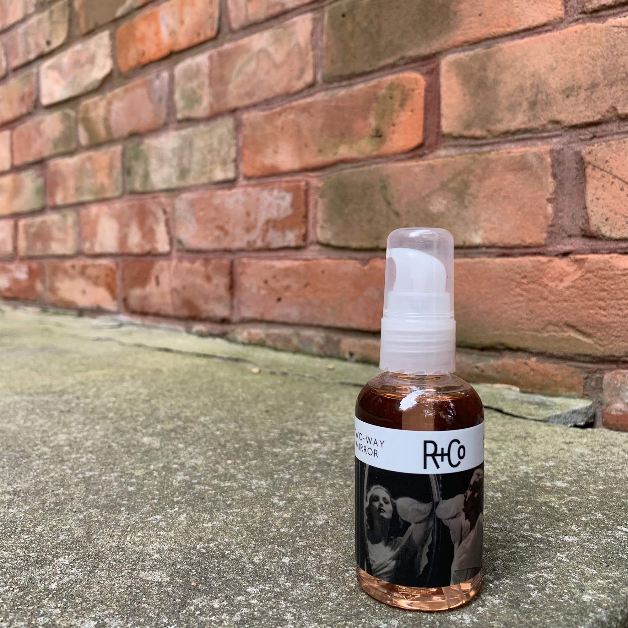 R+Co soin capillaire pénètre rapidement pour texture lisse et satinée.