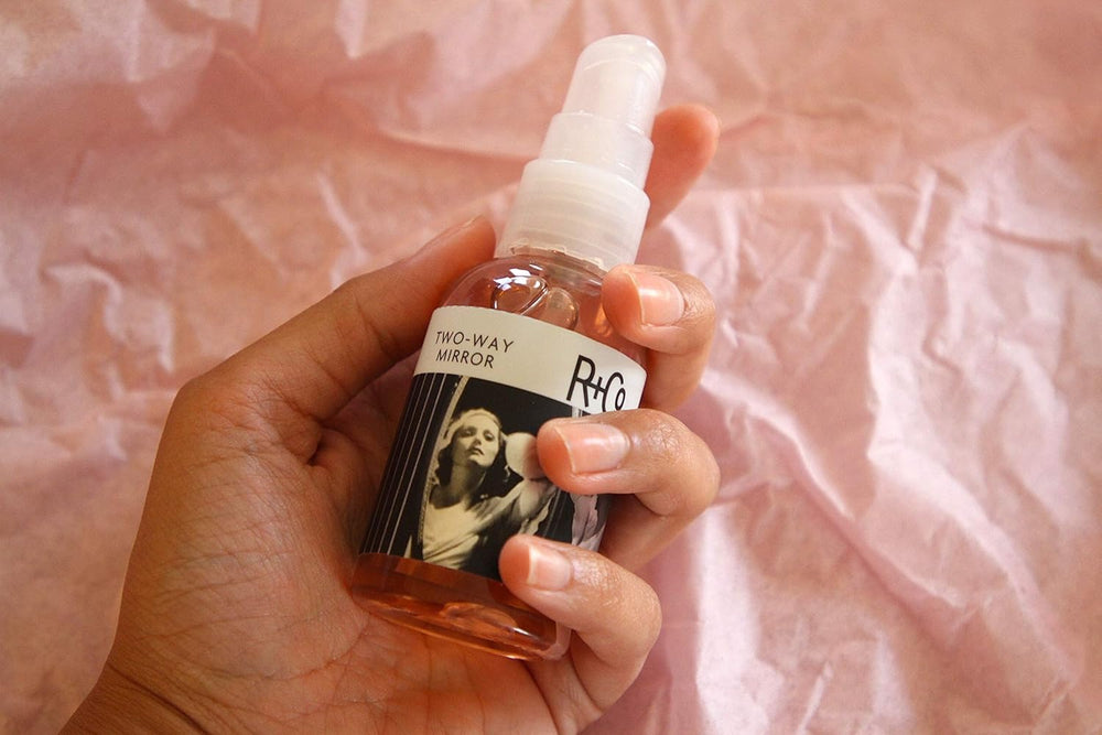 R+Co formule vegan sans silicone offre douceur et brillance.
