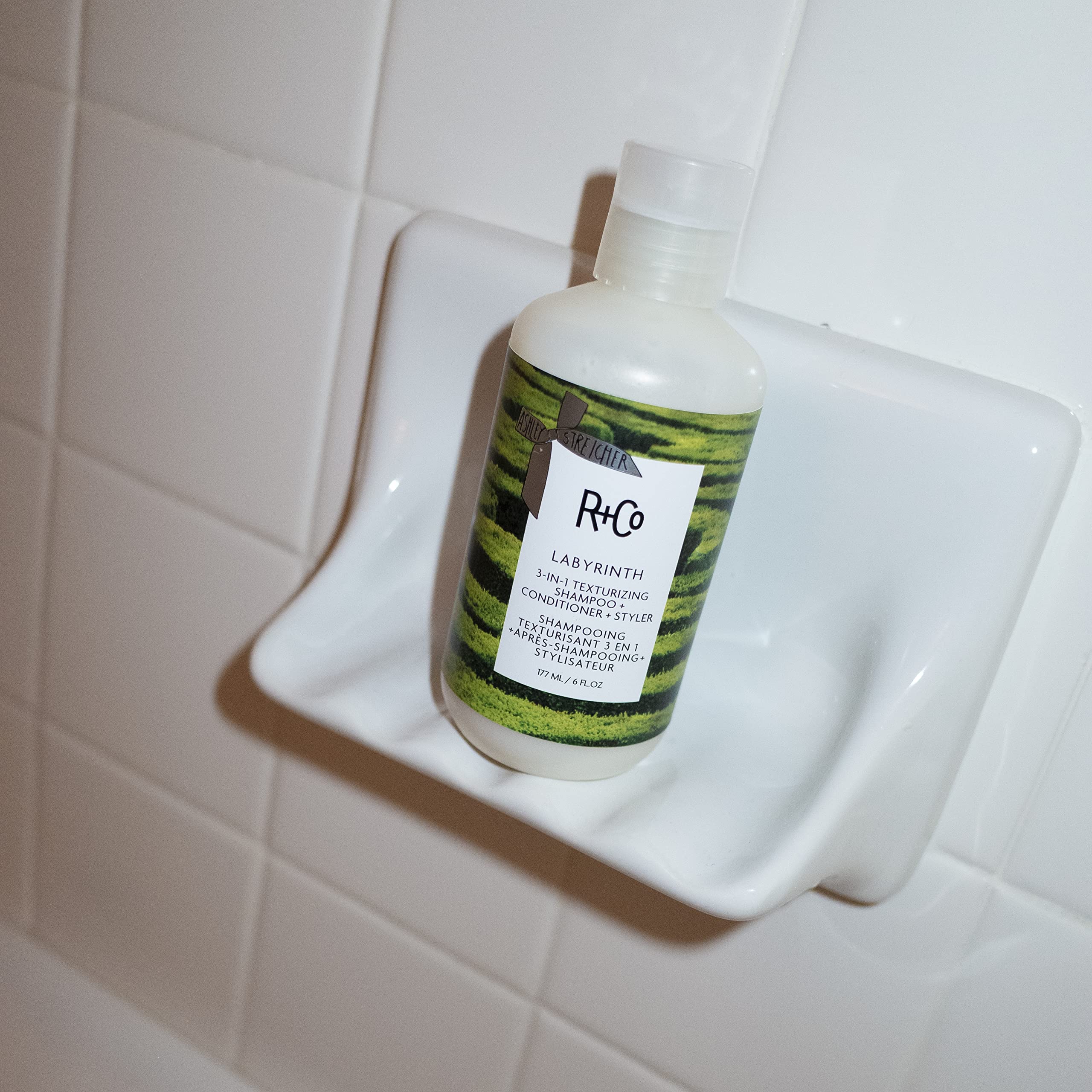 R+Co Labyrinth, application en douche, hydratation légère et démêlage facile.