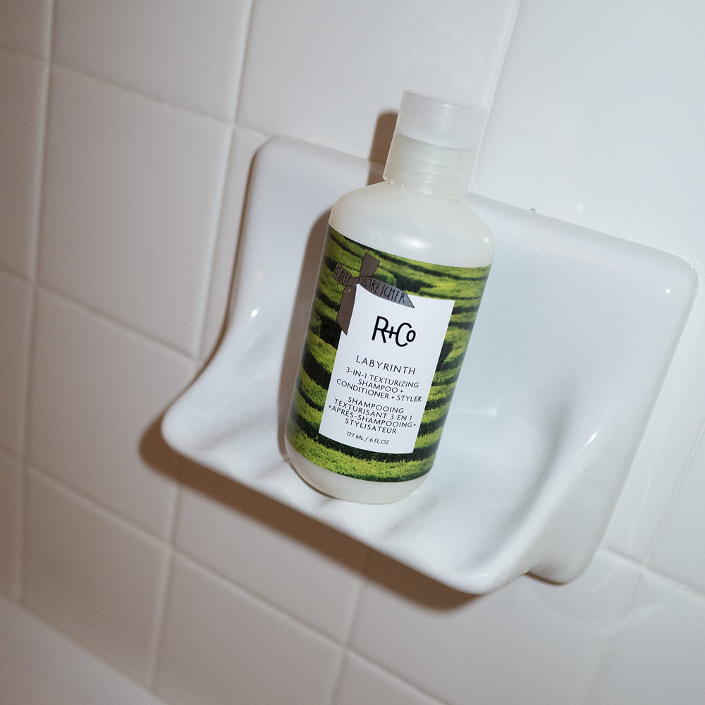 R+Co Labyrinth, application en douche, hydratation légère et démêlage facile.