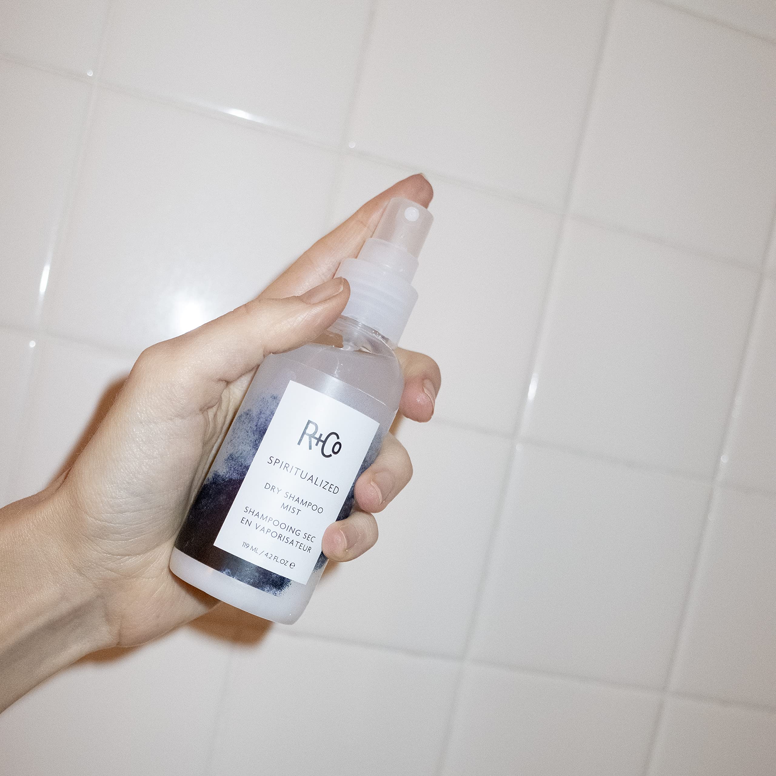 R+Co Spiritualized formule micellaire nettoyant les cheveux sans résidu poudreux.