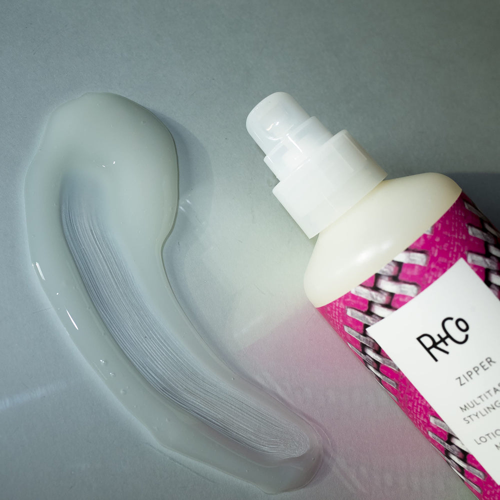 R+Co Zipper: application sur cheveux en cours de coiffage, tenue flexible.