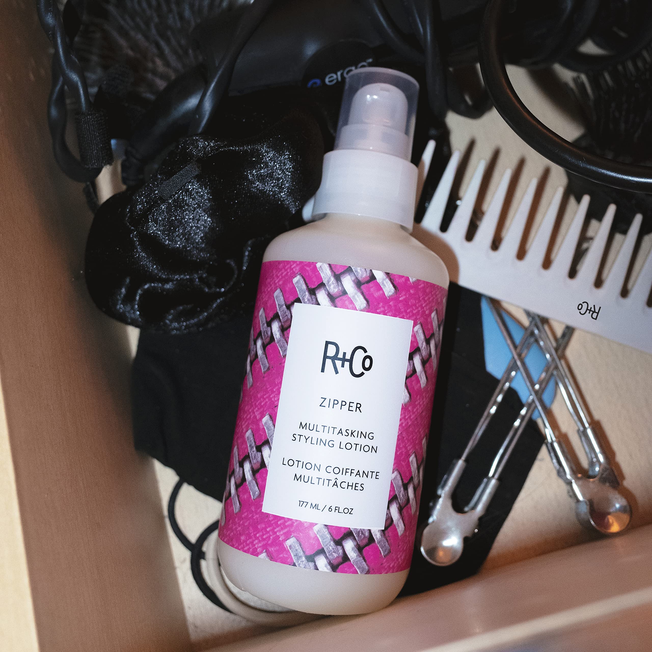 R+Co Zipper: ingrédients chia et karité pour nourrir pendant le coiffage.