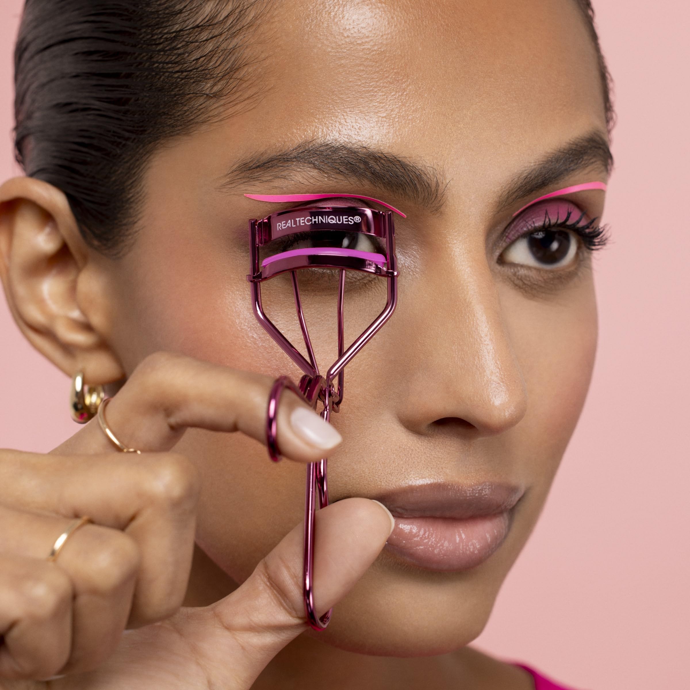 Real Techniques pinceau-conceal-coverage applique le concealer avec précision.