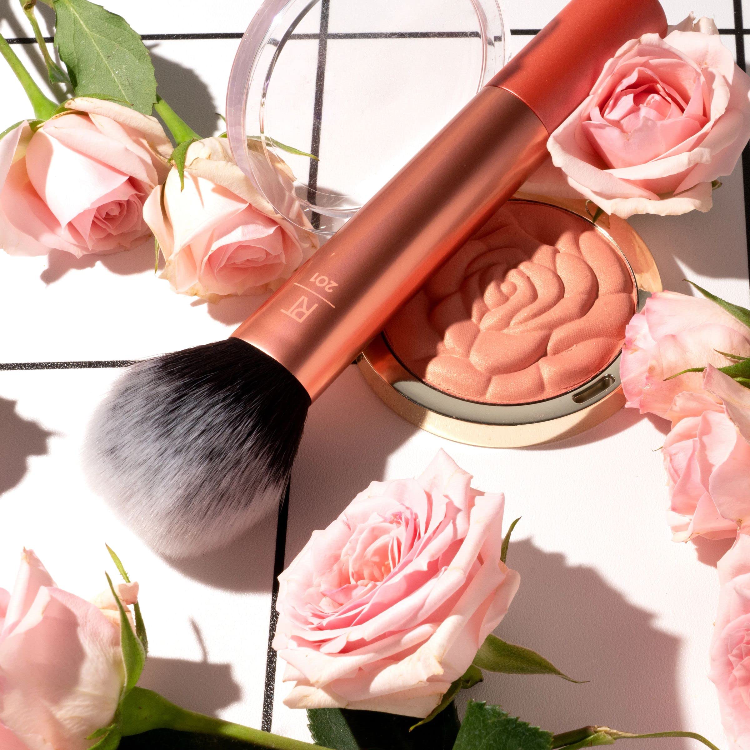 Idéal avec poudres libres, bronzers et poudres fixatrices pour un rendu modulable.