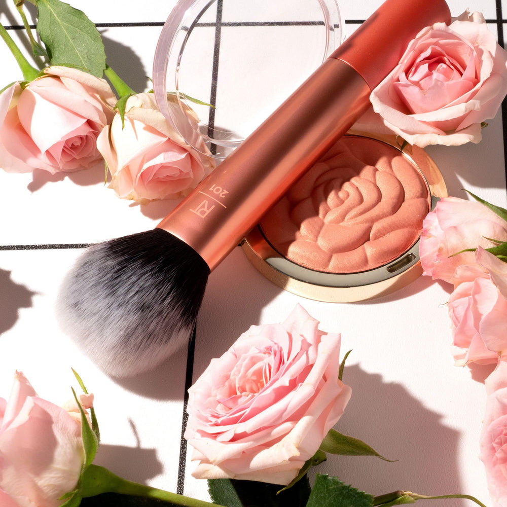 Idéal avec poudres libres, bronzers et poudres fixatrices pour un rendu modulable.