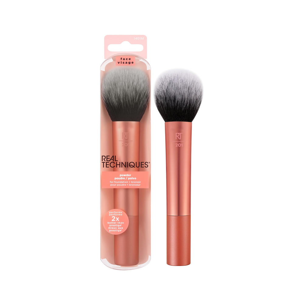 Pinceau poudre Ultra Plush Real Techniques pour une application uniforme sur le visage.