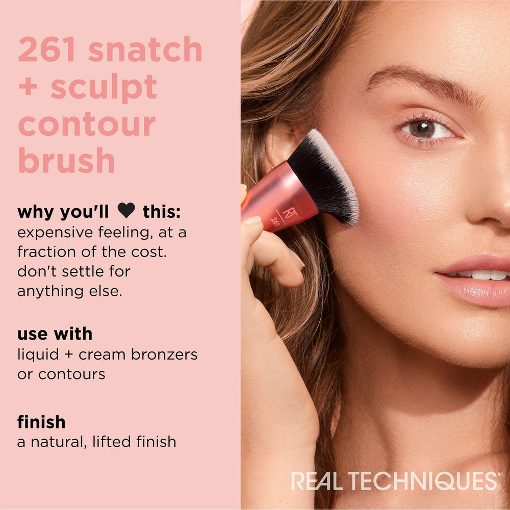 Real Techniques Snatch + Sculpt : application précise pour sculpter les pommettes.