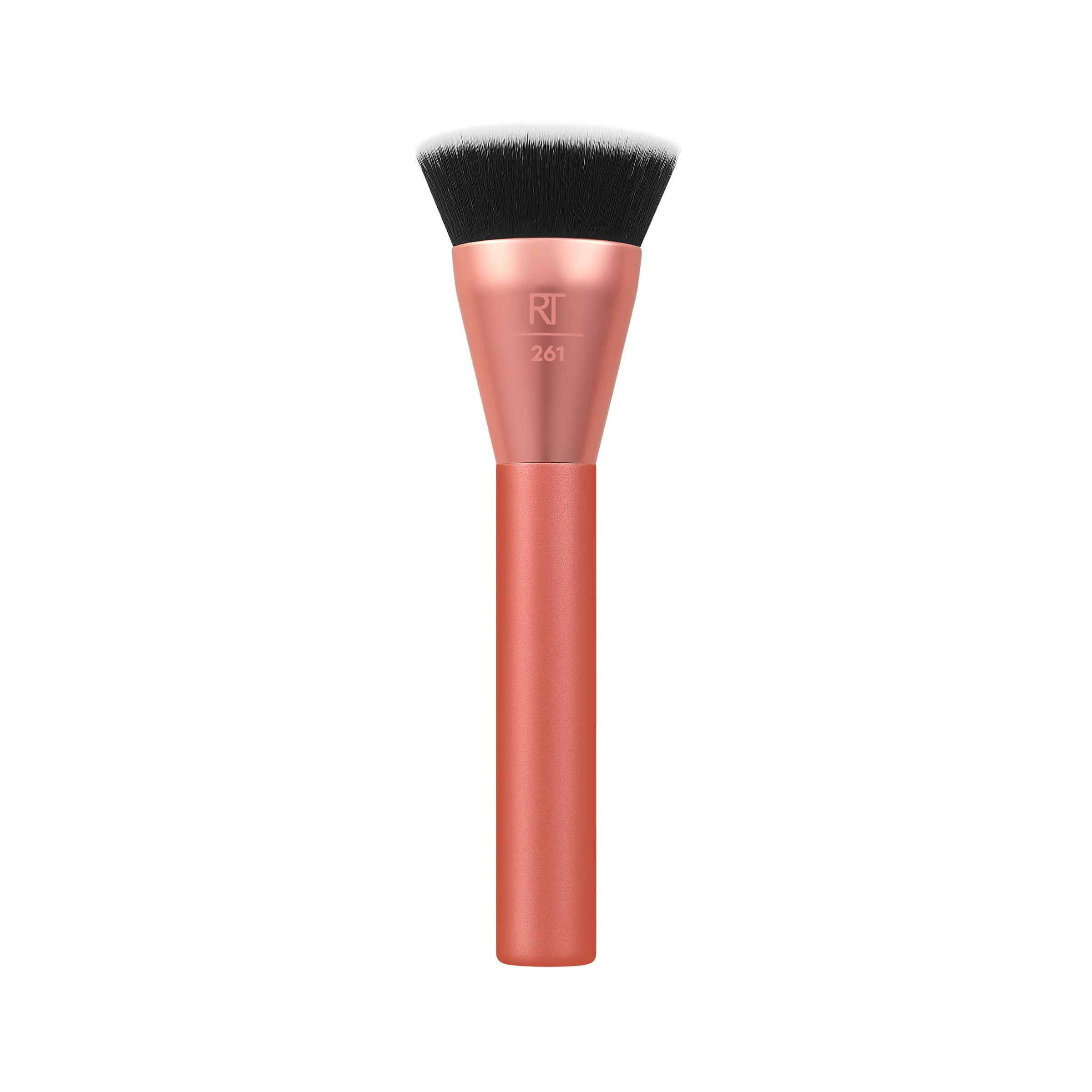 Real Techniques Snatch + Sculpt : poils denses déposant le produit pour fini homogène.