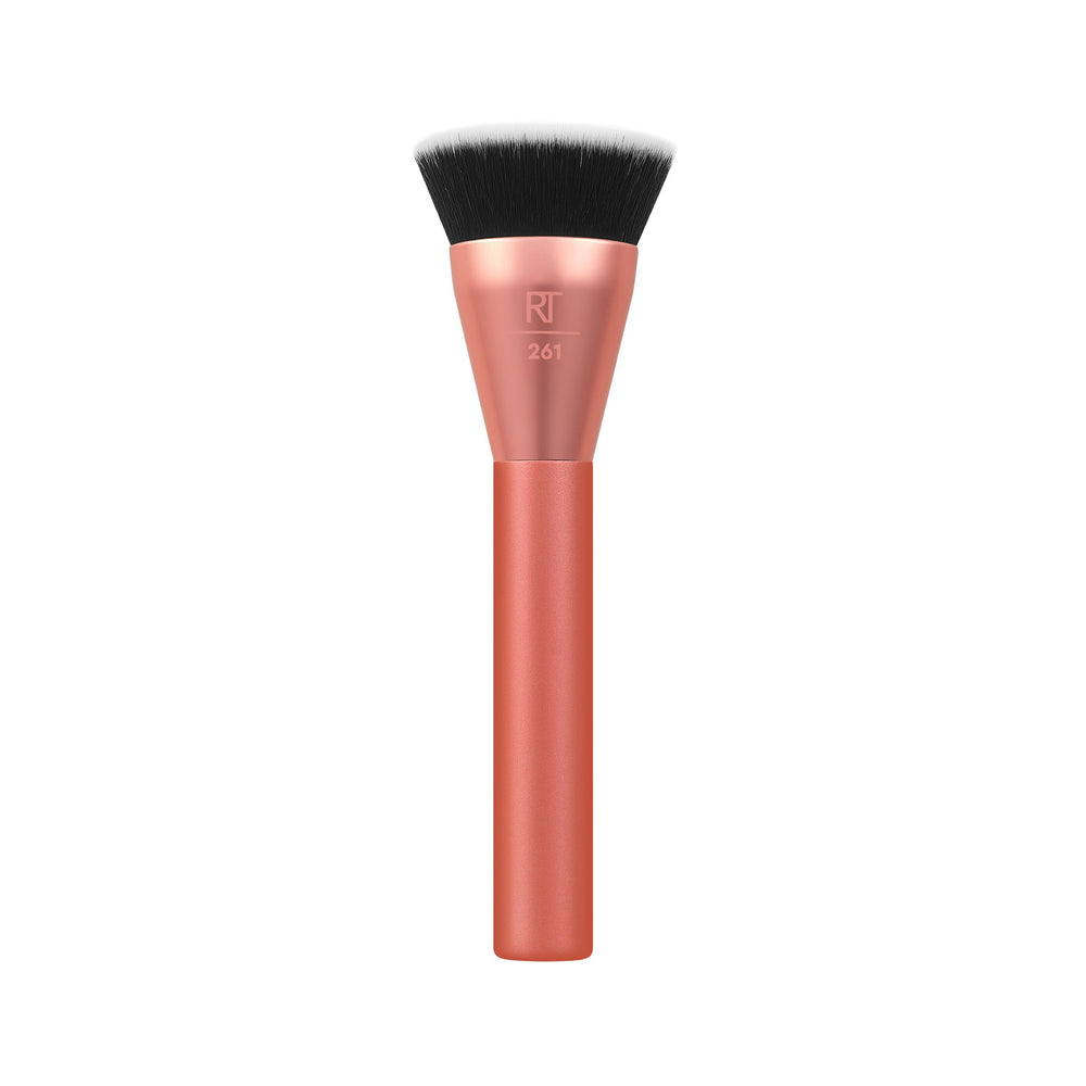 Real Techniques Snatch + Sculpt : poils denses déposant le produit pour fini homogène.