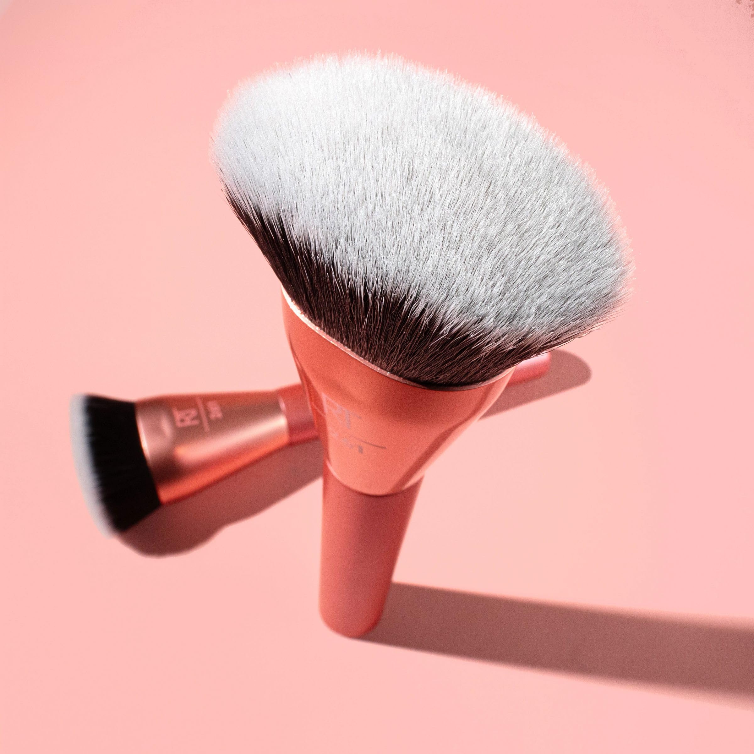 Real Techniques Snatch + Sculpt : outil vegan et cruelty-free pour votre routine beauté.