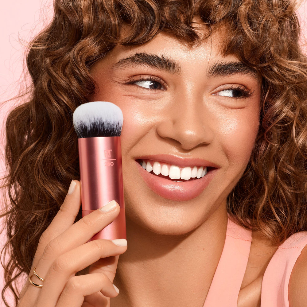 Real Techniques brosse polyvalente idéale pour fond, contour et retouches.