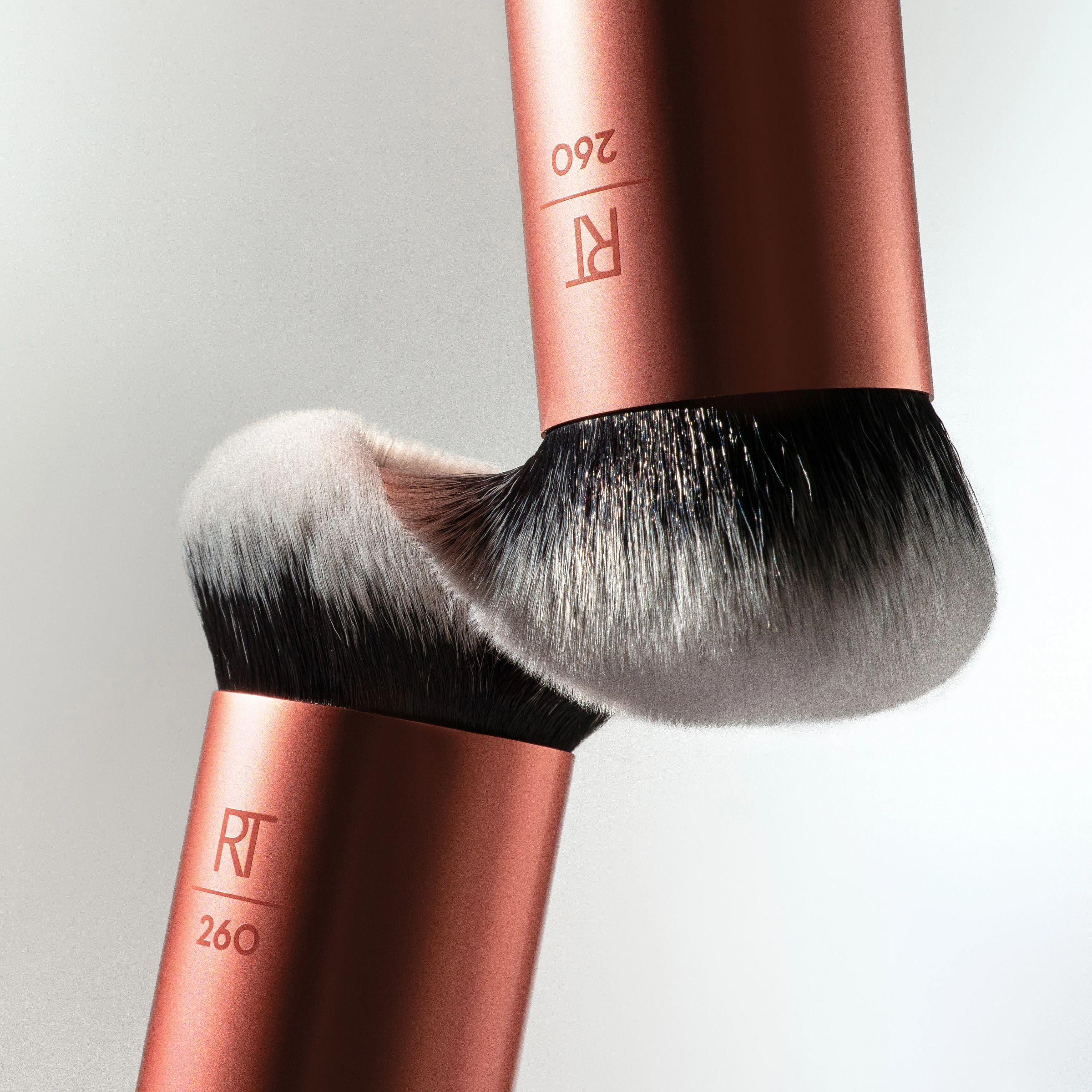 Real Techniques pinceau polyvalent pour fond, contour et poudre.