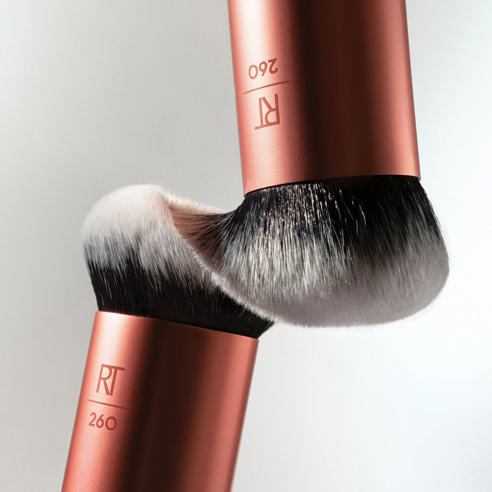 Real Techniques pinceau polyvalent pour fond, contour et poudre.