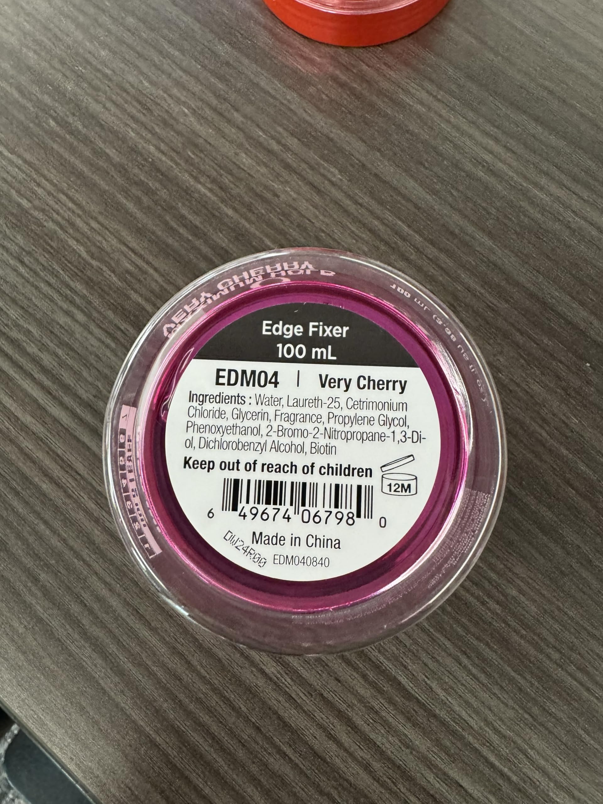 Red by Kiss Edge Fixer – emballage 100ml pratique pour la maison et les voyages.