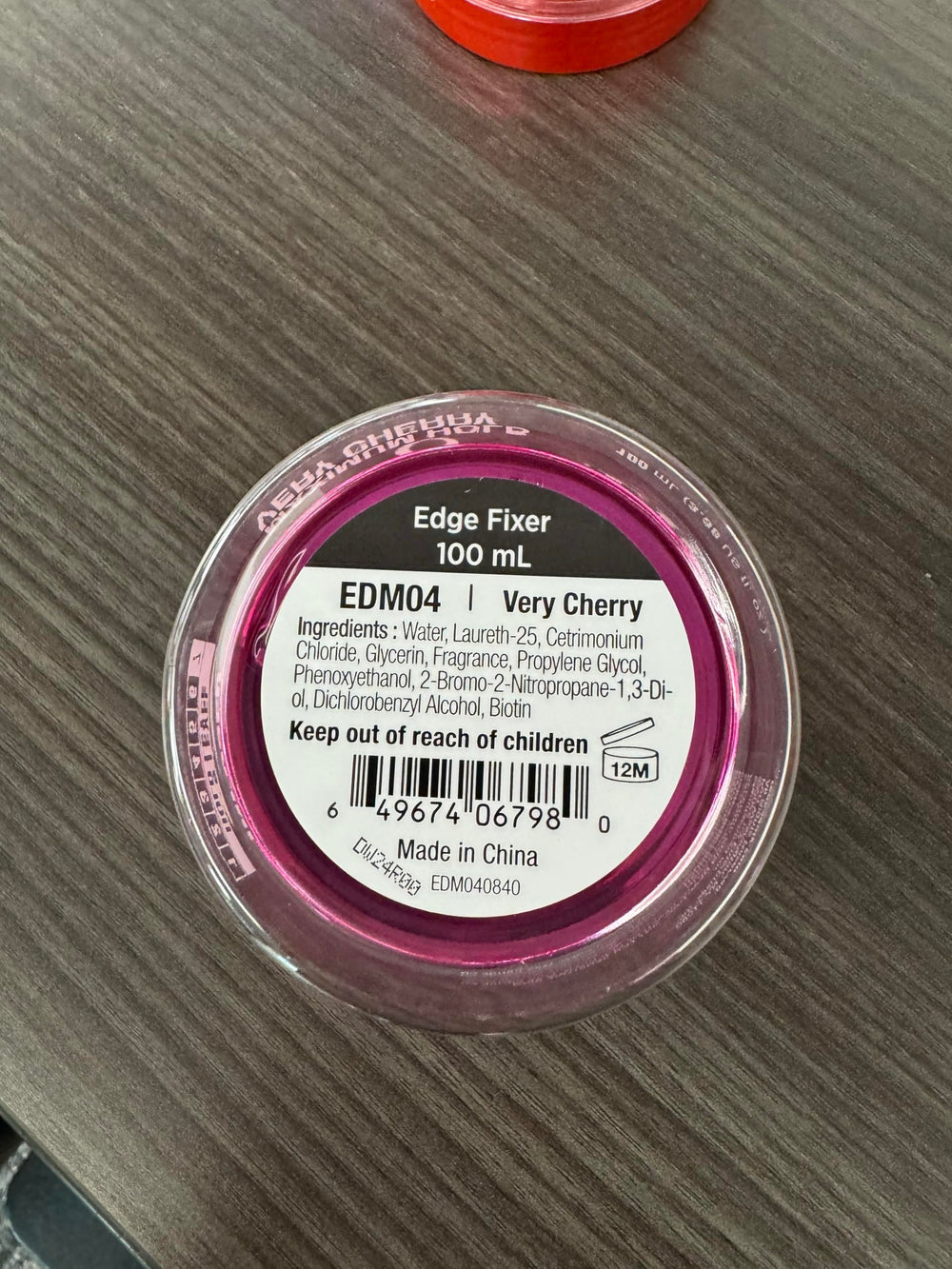 Red by Kiss Edge Fixer – emballage 100ml pratique pour la maison et les voyages.