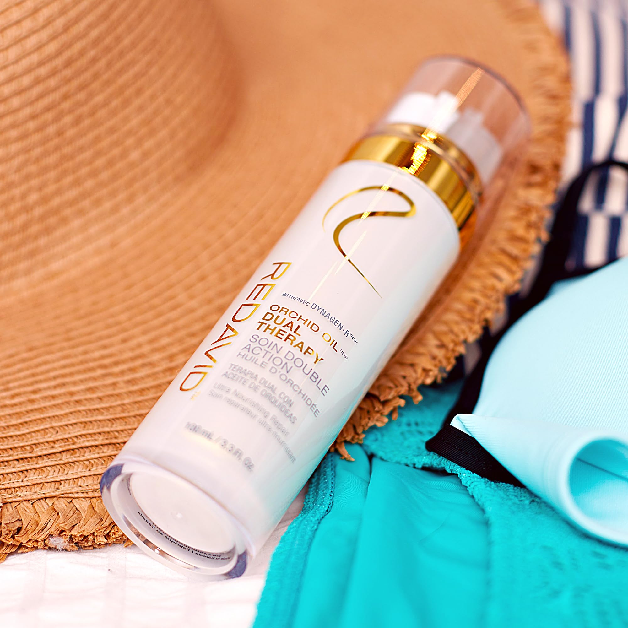 Cheveux bouclés après application du REDAVID Orchid Oil Dual Therapy, esprit de douceur.