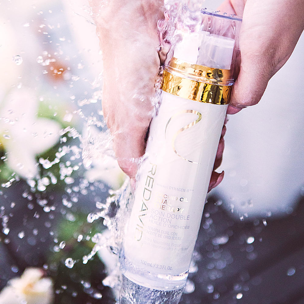 Texture huile veloutée du REDAVID Orchid Oil Dual Therapy sur cheveux.