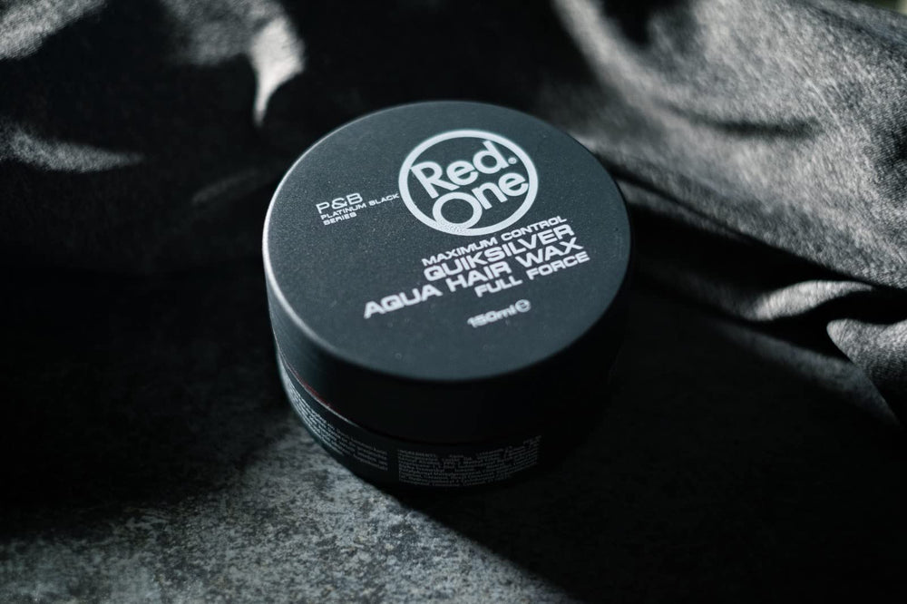 Cheveux coiffés en look slick avec Redone cire gris brillant
