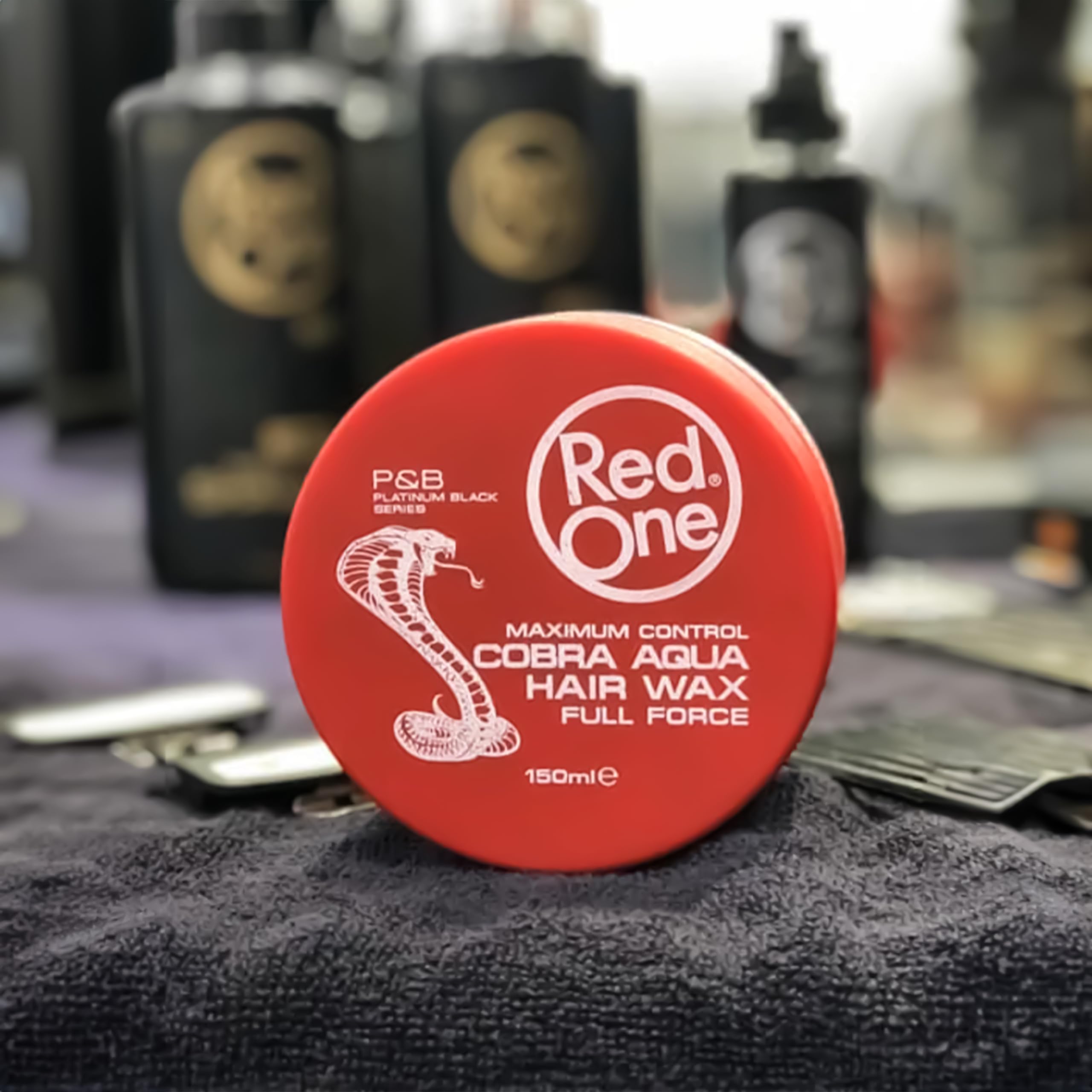 Tenue longue durée sans lourdeur ni flocage avec Redone Cobra Gel Wax.