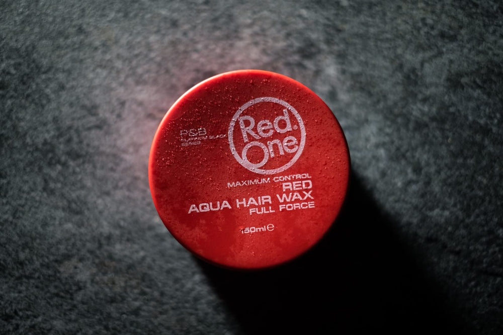 Red One Aqua Cire Cheveux – application facile et homogène sur toute la longueur.