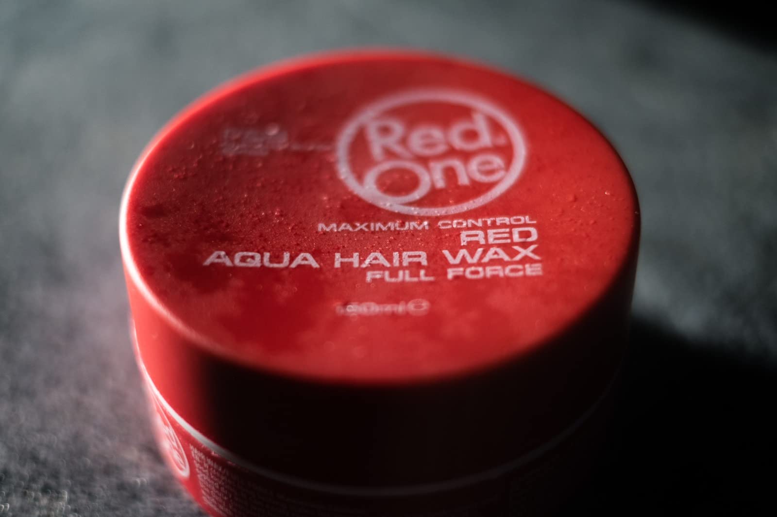 Red One Aqua Cire Cheveux – se lave facilement à l'eau.