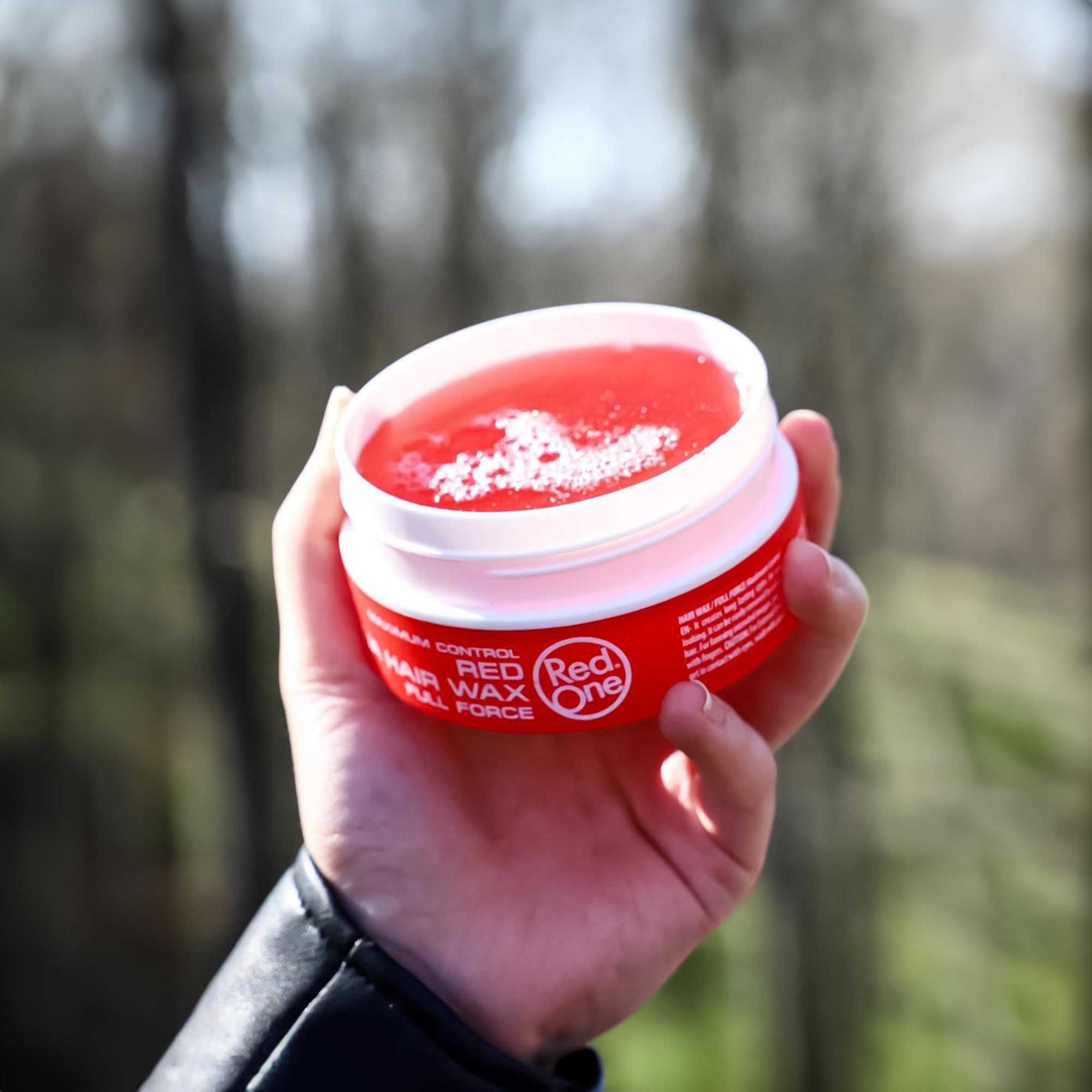 Red One Aqua Cire Cheveux – sans résidus visibles après application.