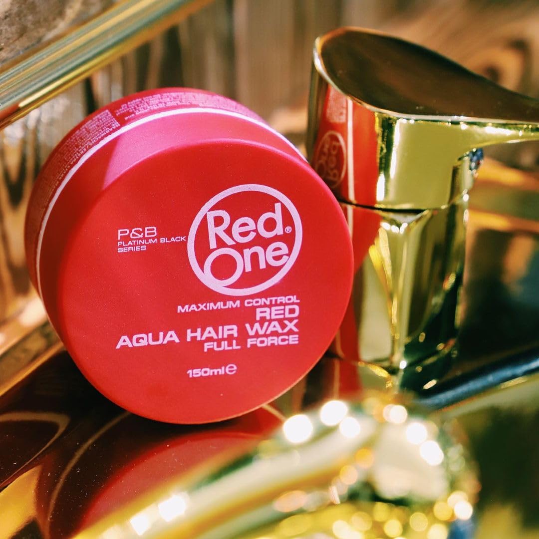 Red One Aqua Cire Cheveux – offre des styles polyvalents et durables.