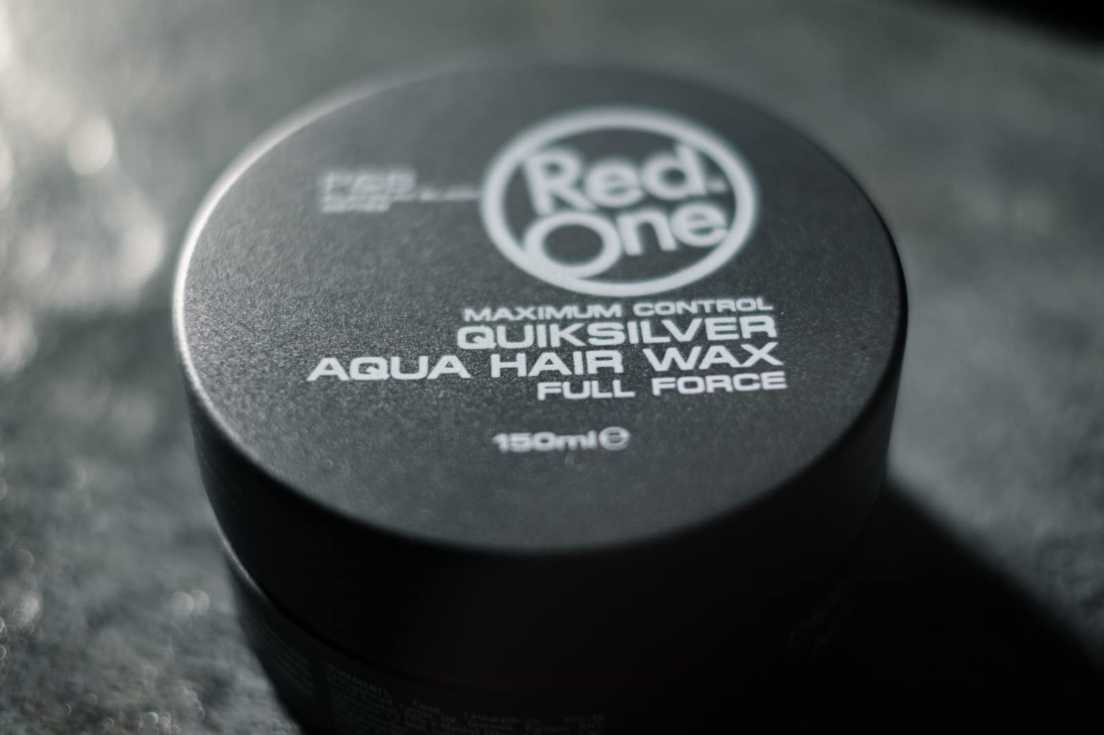 Sensations légères et brushing fluide lors du coiffage avec Redone gris