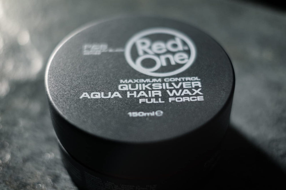 Sensations légères et brushing fluide lors du coiffage avec Redone gris