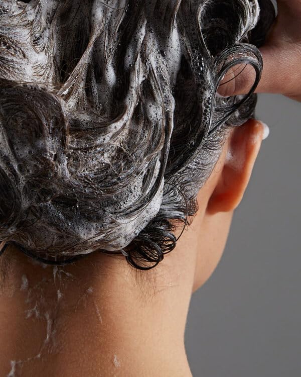 Cheveux après lavage paraissant plus brillants et souples grâce au REF Intense Hydrate.