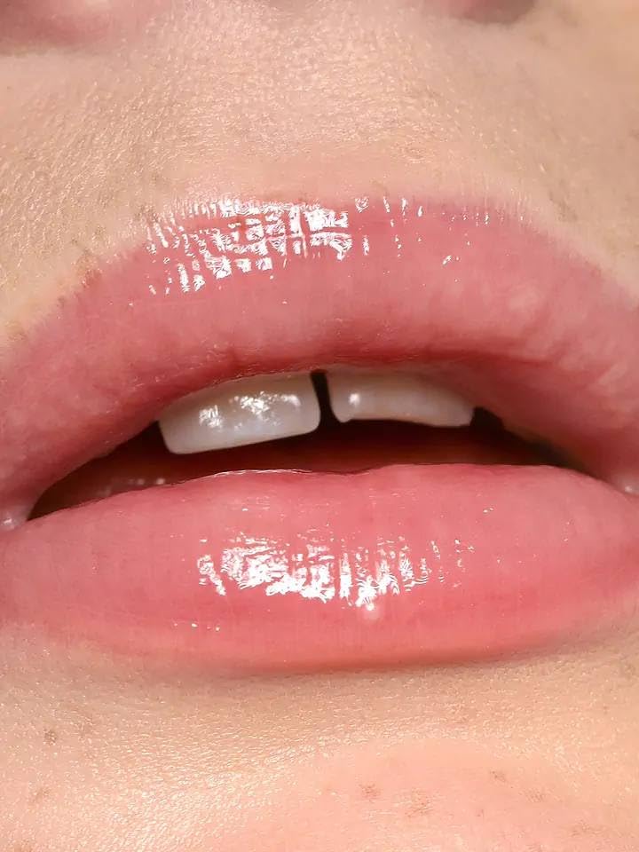 Refy Brillant pour les lèvres Blush montrant texture brillante et hydratation légère.